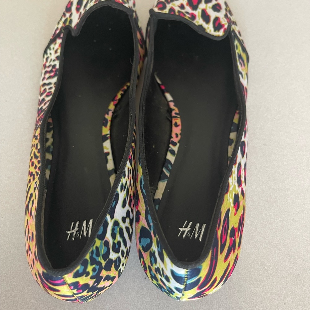 Used H & M cloth print, flat sole with no wear and tear.